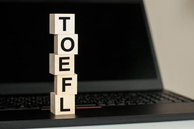 Θεματική εικόνα για το τι επίπεδο είναι το TOEFL. Κυβάκια το ένα πάνω στο άλλο με γράμματα που σχηματίζουν τη λέξη TOEFL.