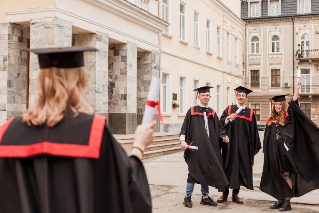 Φοιτητές αποφοίτησαν σε ένα από τα καλύτερα πανεπιστήμια στην Ευρώπη και πανηγυρίζουν με τα πτυχία στα χέρια.