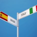 Ιταλικά ή ισπανικά; Δύο πινακίδες με τις σημαίες της Ιταλίας και της Ισπανίας δείχνουν προς διαφορετικές κατευθύνσεις.