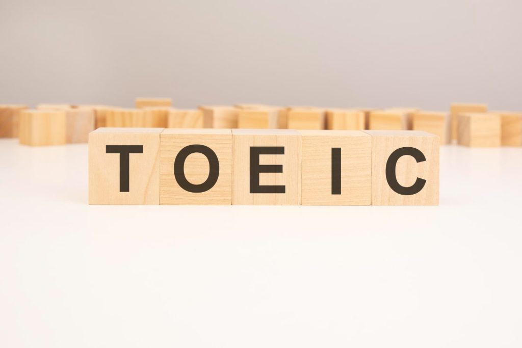 Θεματική εικόνα για "TOEIC: Τι επίπεδο είναι;". Ξύλινοι κύβοι στη σειρά σχηματίζουν τη λέξη TOEIC.