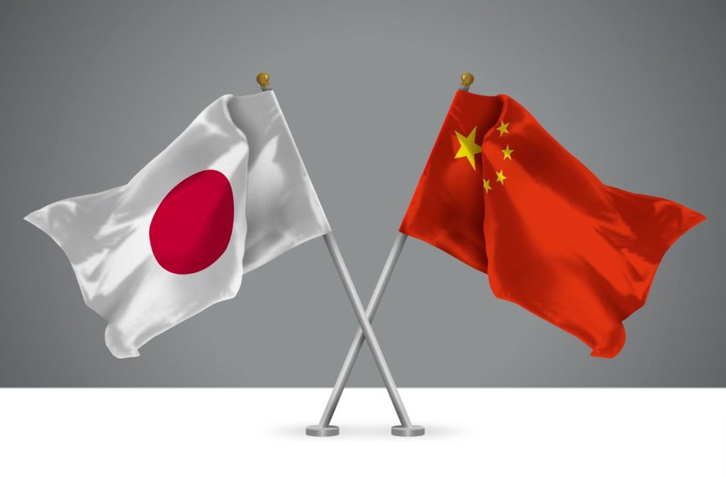 Θεματική εικόνα για: Να μάθω κινεζικά ή ιαπωνικά; Διασταυρωμένες σημαίες της Κίνας και της Ιαπωνίας.